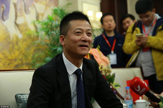 《我和我的家乡》单日票房305万,升居日榜第三位,累计票房即将突破28亿。