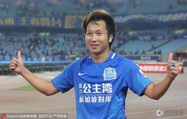 片中,他饰演热血少年阿小,一直痴迷于“江湖大哥”传说,追随黄渤饰演的黄荣发,渴望“行走江湖”。