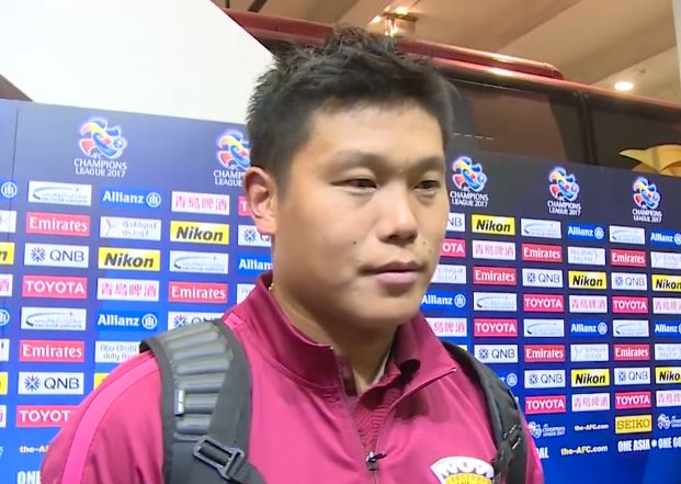 格格巫与拉格巫兄弟大肆入侵蓝精灵村庄,蓝爸爸被巫师兄弟绑架,勇敢的蓝妹妹集结蓝精灵闯入现实 《蓝精灵2》首发中文海报 淘气精灵“闹端午” 2013-06-07 由索尼哥伦比亚公司出品,导演拉加·高斯内尔执导,根据畅销漫画改编的真人动画巨制《蓝精灵2》,继之前的“国际版海报”曝光之后,6月7日又推出了一组“聚端午”主题中文海报。