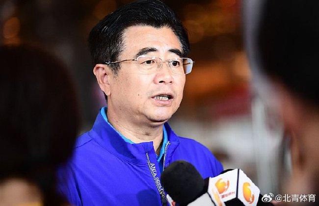 杂志封面上，吴磊身穿军绿色双排扣西装套装，外搭亮面飞行夹克，成熟中混搭一丝趣味。