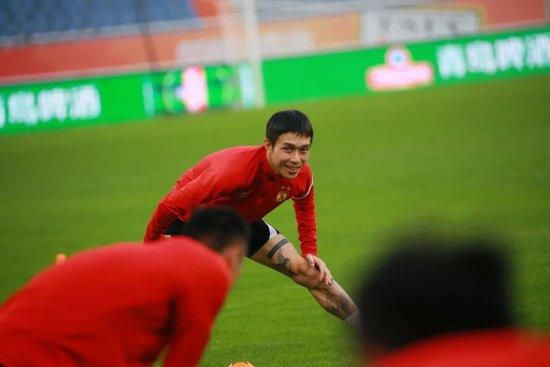 李冰冰、杨幂美裙斗性感 孙俪露香肩倪妮搞怪 2015-10-27 10月27日,在上海举行的活动庆典中,杨幂薄纱短裙亮相,郭碧婷、江疏影纷纷穿起长裙露美背,模特杜鹃高挑的身材身穿红绸晚礼服气场十足,现场还有刘雯、周冬雨、闫妮等众女星到场斗艳。