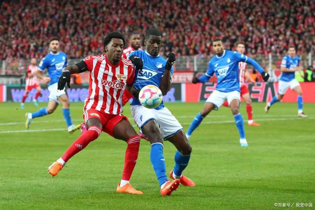 《人生大事》17.Angelababy、邓伦、朱一龙均被拍下戏中职业装造型，三人剧中关系成为网友讨论的话题。