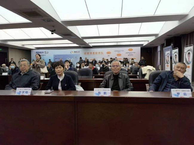 而他此前已经成功执导了数部西部片与犯罪片,是执导《血色子午线》的 迈克尔·曼新片曝片场照 汤唯甜蜜搭档“雷神” 2013-06-11 迈克尔·曼未定名的惊悚片新作日前已经在洛杉矶开机,中国演员王力宏和汤唯也参演该片,今日传出汤唯在片场的剧照,汤唯一身休闲与“雷神”克里斯·海姆斯沃斯大步流星,很是般配。
