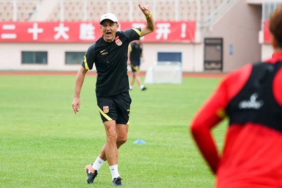 2025-04-25 日前，《碟中谍》系列最新电影《碟中谍8：最终清算》发布角色海报，汤姆·克鲁斯、西蒙·佩吉、海莉·阿特维尔、庞·克莱门捷夫、凡妮莎·柯比、汉娜·沃丁厄姆、安吉拉·贝塞特、谢伊·惠格姆等主演亮相！