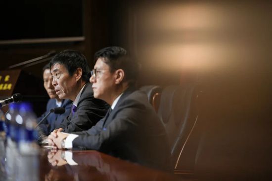 反之，像《芭比》这样的改编充分考虑了当代观众（尤其是年轻女性观众）的心理诉求，以幽默且深刻的方式探讨现实议题，因而能够引发广泛共鸣。