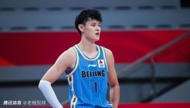 现场气氛热烈，三位主演被媒体和粉丝们疯狂拍摄。
