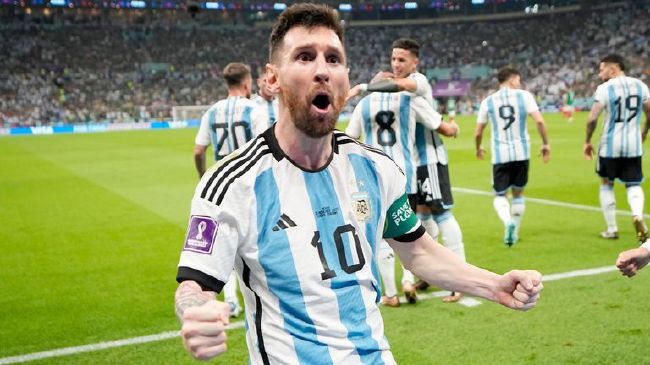 照片中杨乐乐一展甜蜜笑容,幸福模样让人羡慕不已。