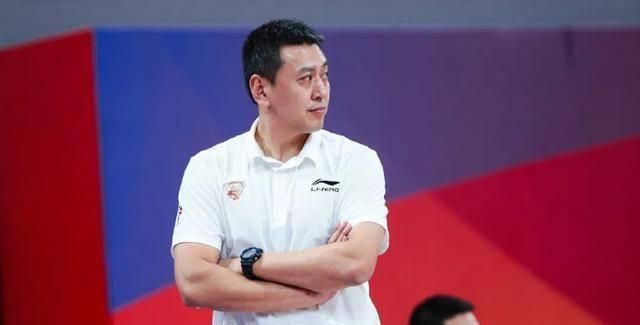 她看我都很开心，会跟周围的人说我的儿子是大导演，很厉害。