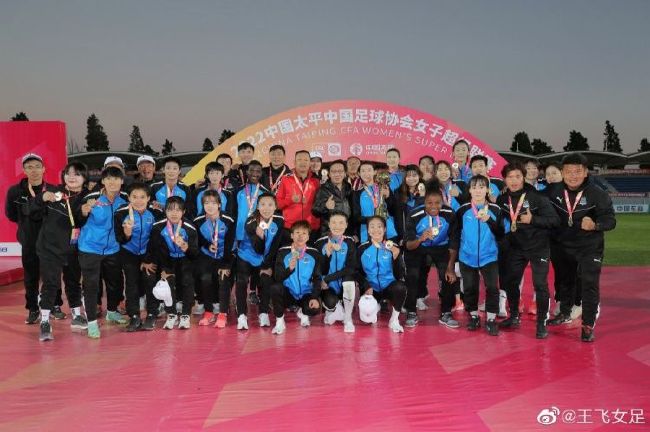 这个奖项是在所有参赛影片的男、女演员中进行混合评选，颁出的唯一表演大奖。