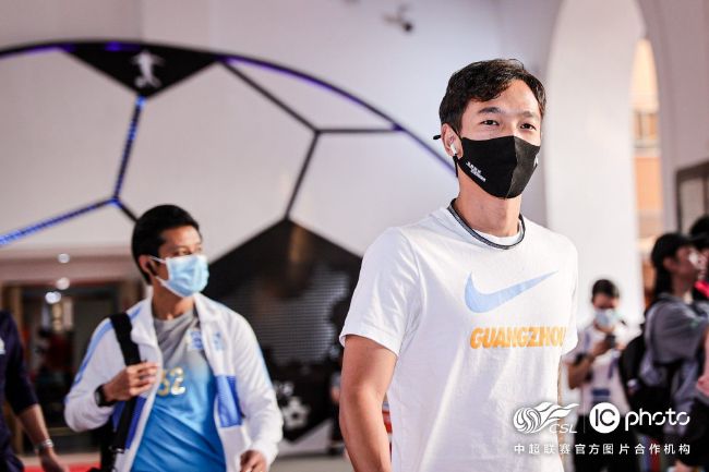 angelababy一席抹胸鱼尾白裙尽显优雅气质,在老公黄晓明身边小鸟依人。