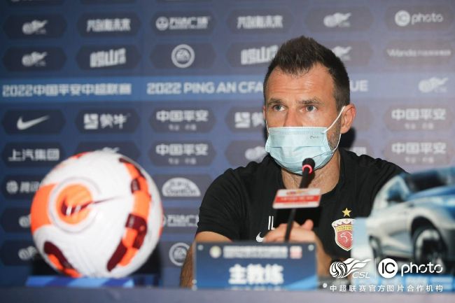 MV中,贾冰尹正冒牌父子组成赚钱搭子,走穴搞钱、一路开唱,是活不挑、疯狂开赚,一举营造新春氛围和喜剧腔调。