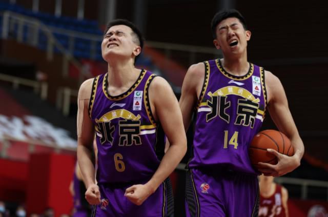 比如,黄晓明在《阳光俱乐部》中“落魄”“颓废”的形象与之前形成反差。