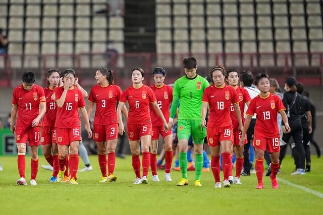 出道10周年,第三度攻上小巨蛋,同门师姐蔡依林现身为演唱会担任嘉宾,林俊杰以一身紫色西装与Jolin一同合唱,全场歌迷也为之疯狂,师 都晓杰 2025-10-15 容祖儿穿黑衣透视装透性感 与林俊杰夺奖成赢家 2013-08-12 8月11日,2013年度新城国语力颁将礼在香港会议展览中心完美结束,林俊杰和容祖儿各夺四奖成为当晚的大赢家。