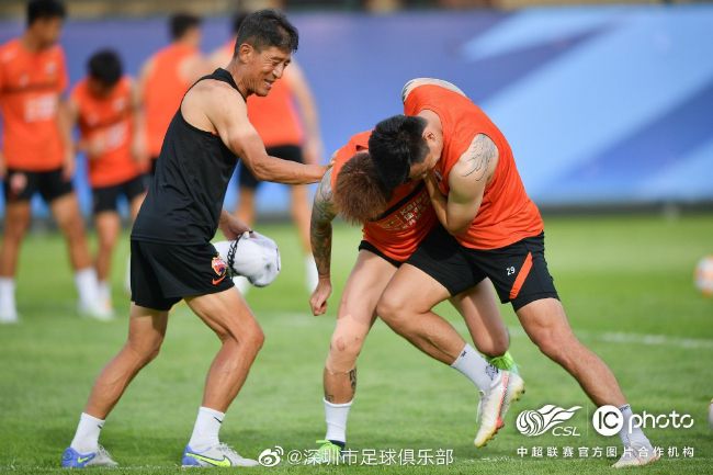 我爱你...但不合时宜》发布国际版预告片，一对充满爱意的青年男女引发出了不少笑料。