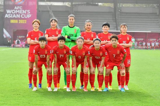 演员胡歌深夜发文自言自语:未来五年我不拍戏了 2023-08-22 8月21日深夜,演员胡歌在微博个人平台发布两张自拍照,并配文:“如果未来五年我不拍戏了,去做一些更有意义的事情,你们应该会支持我的吧!