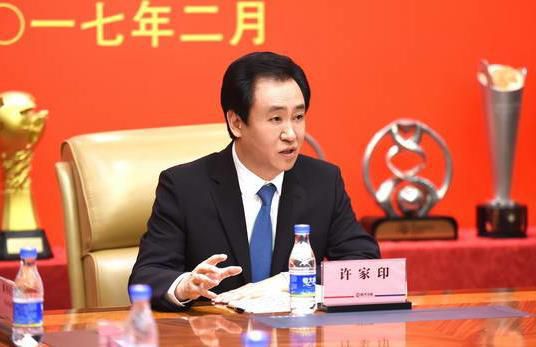 她产后身材恢复神速,身披彩虹条纹开衫尽显活力。