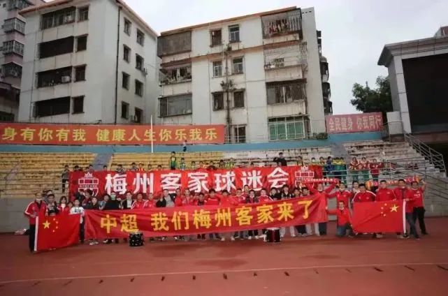 在“人间烟火站”环节，三部讲述亲情、爱情等美好情感的影片主创登台推介。