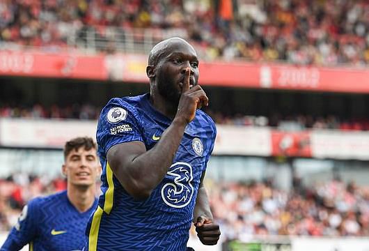 在这批4K修复片单中,2024年上影节选择展映《A计划》《喋血双雄》和《武状元苏乞儿》,《武状元苏乞儿》由陈嘉上导演亲自参与调色,弥补当年因赶工留下的遗憾。