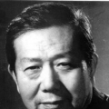 A：《我们的河山》这部剧倾注了我们整个剧组很大的心力，我在剧中出演的是青年军官刘柏松，这个角色当时我拿到的时候，觉得挑战还是挺大的。