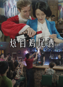 品牌代言人周迅身着经典款斜纹软呢连衣裙现身，大方秀出美腿，尽显成熟气质。