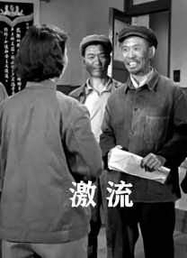 巨龙史矛革从雄雄燃烧的大火中出现，张开大口咆哮，火光中站立的似乎是矮人王索林，他手拿武器与巨龙对峙。