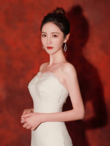 这部电影让“芭比”从消费符号蜕变为一面照见时代性别困境的镜子。