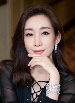 在照片上，影片的三位女主角安迪·马蒂切克、杰米·李·柯蒂斯以及凯尔·理查兹纷纷现身。