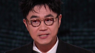 其中有一场戏是陈毅司令员到野战医院视察一位在战争中不幸失去一条腿的小战士，当看到小战士拄着双拐，陈毅司令退后两步，给他深深地敬了一个礼。